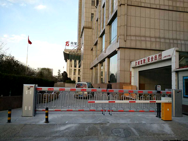 呼市中國(guó)人民銀行空降門(mén).jpg